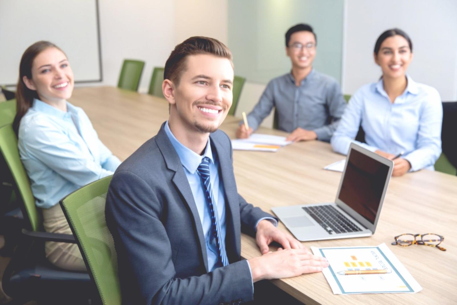 Espace d'apprentissage collaboratif avec tableaux d'analyse financière